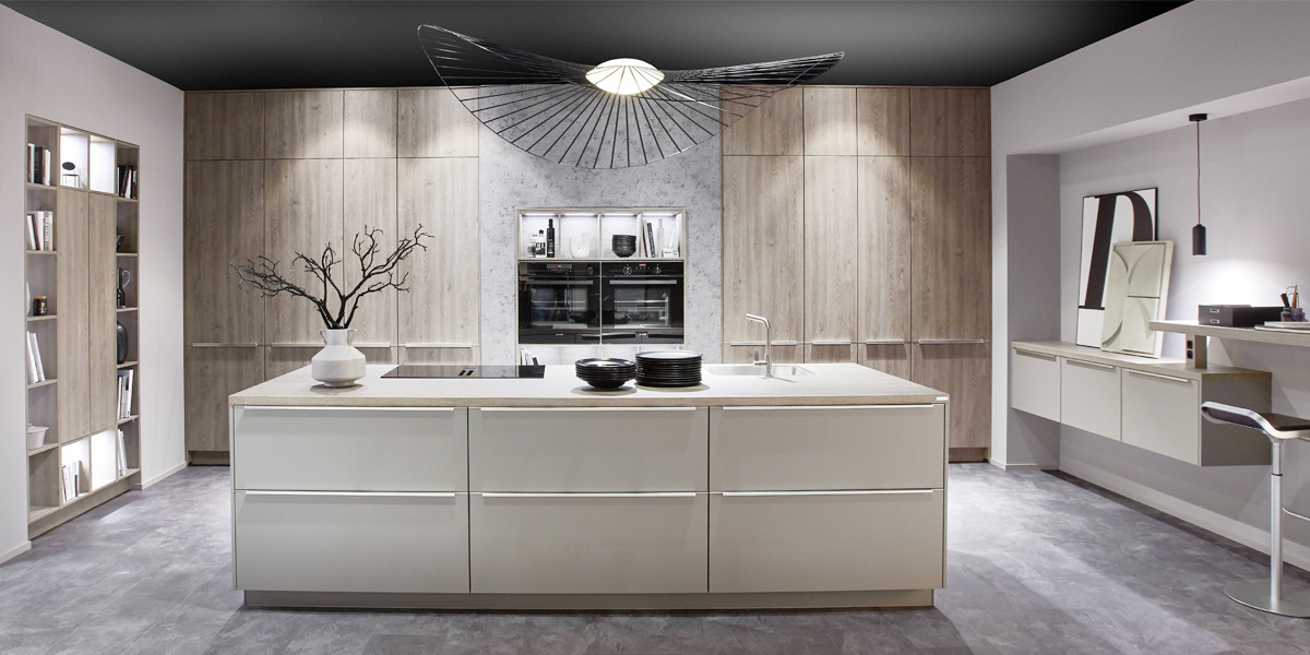 Moderne Holzdekore sind voll im Trend und schaffen eine gemütliche Atmosphäre, besonders schick ist ein Mix mit fein abgestimmten Unitönen und Glasakzenten. Funktionell immer auf dem aktuellen Stand bieten unsere Holzdekore Küchenkomfort der Extraklasse mit wohnlichem Charme.