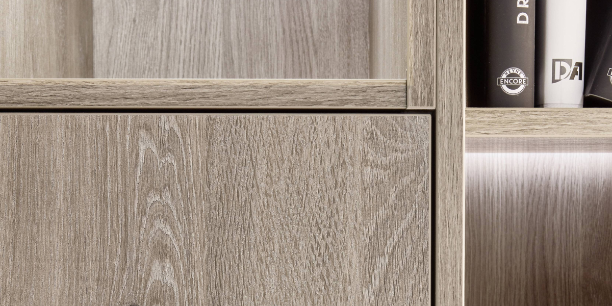 Moderne Holzdekore sind voll im Trend und schaffen eine gemütliche Atmosphäre, besonders schick ist ein Mix mit fein abgestimmten Unitönen und Glasakzenten. Funktionell immer auf dem aktuellen Stand bieten unsere Holzdekore Küchenkomfort der Extraklasse mit wohnlichem Charme.